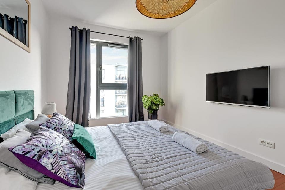 Bed, TV and multimedia, Photo of the whole room, Bedroom