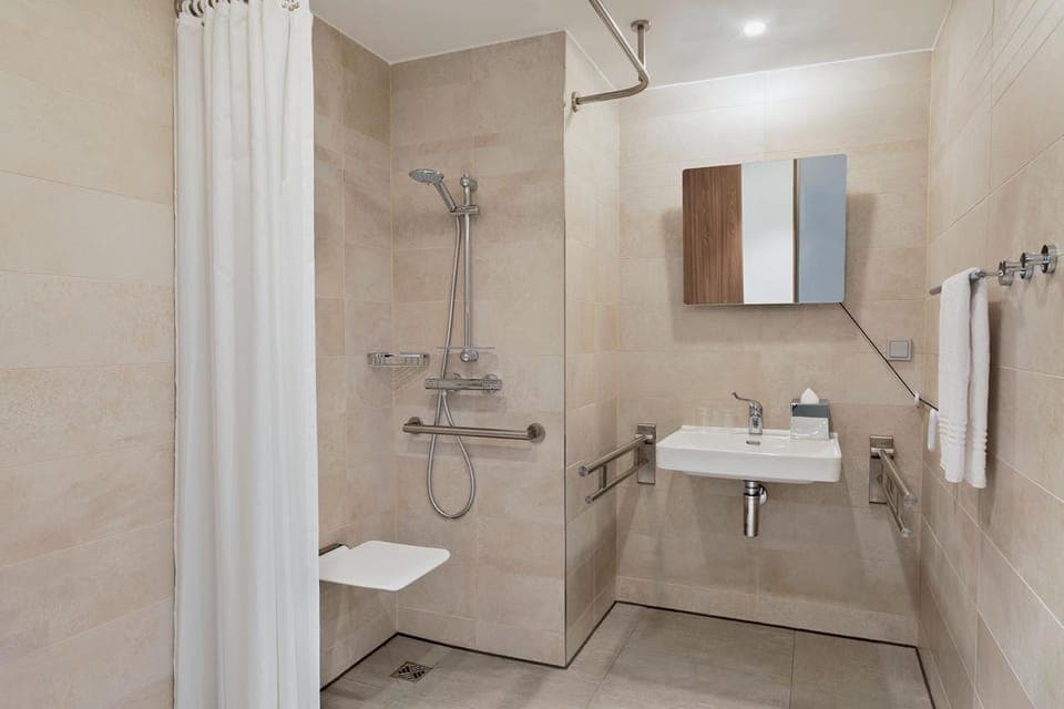 Shower, Bathroom, Facility for disabled guests