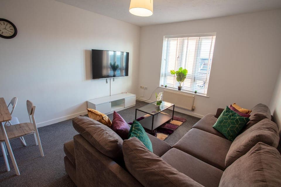 TV and multimedia, Living room, Seating area, Evening entertainment