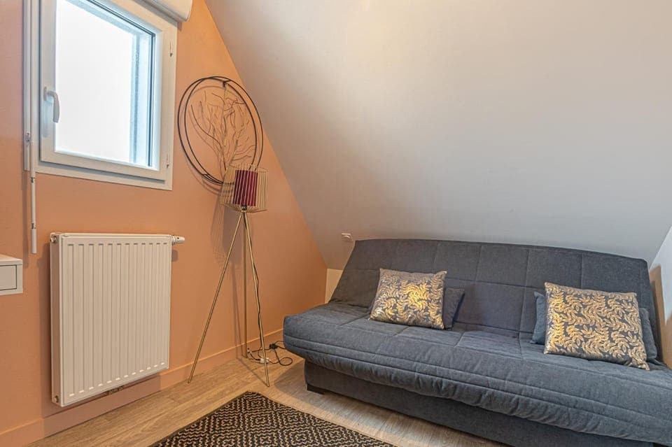 Photo of the whole room, Bedroom