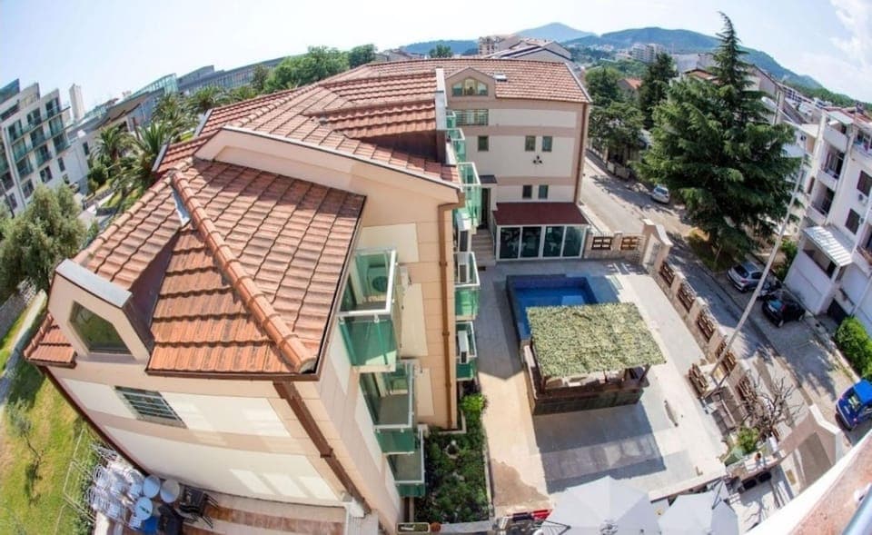 Property building, Day, Street view, Area and facilities, Parking