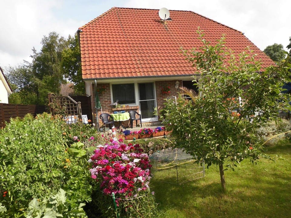 Property building, Facade/entrance, Garden
