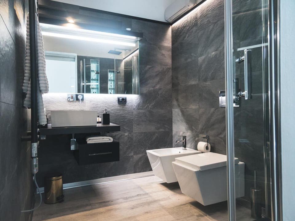 Shower, Toilet, Bathroom, Bath, bidet, towels