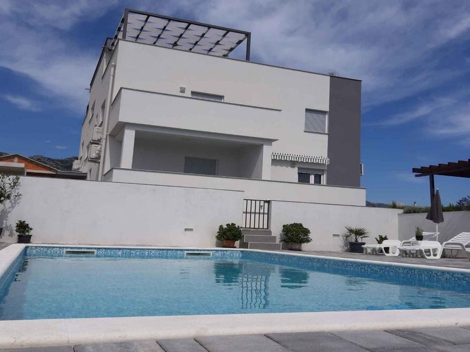 Property building, Summer, Swimming pool
