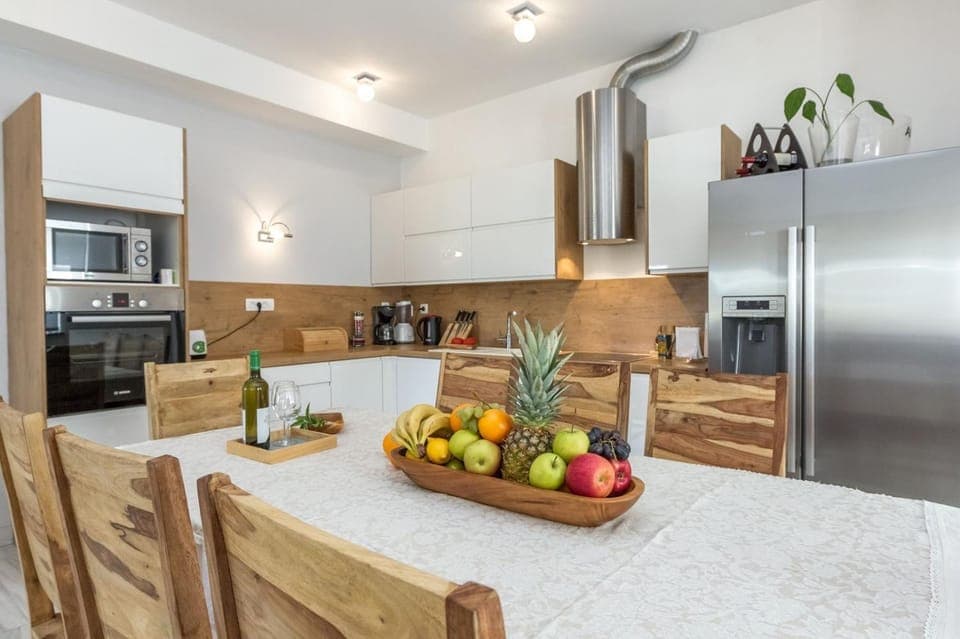 Kitchen or kitchenette, Dining area