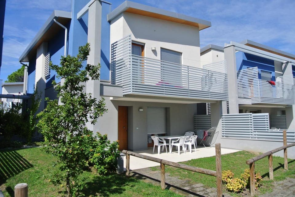 Property building, Patio, Garden, Balcony/Terrace, Garden view