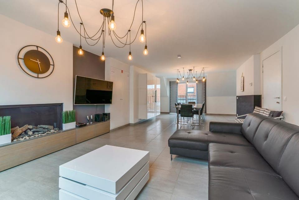 TV and multimedia, Living room, Lounge or bar, Seating area, Dining area