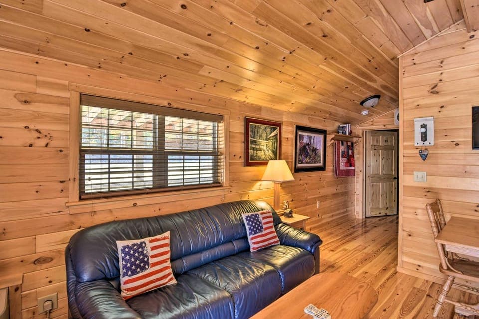 Cozy ‘Anchors Away’ Cabin Hideaway w/ Fire Pit! Cabin in Shenandoah Valley