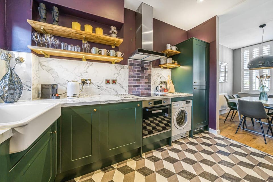 Kitchen or kitchenette, pet friendly, stove, washing machine