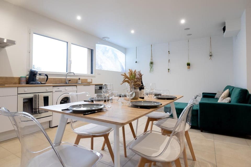 Kitchen or kitchenette, Living room, Seating area, Dining area, pet friendly