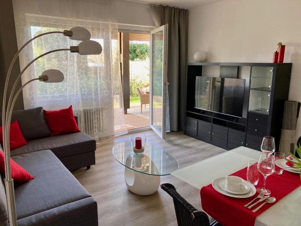 TV and multimedia, Living room, Seating area, Dining area