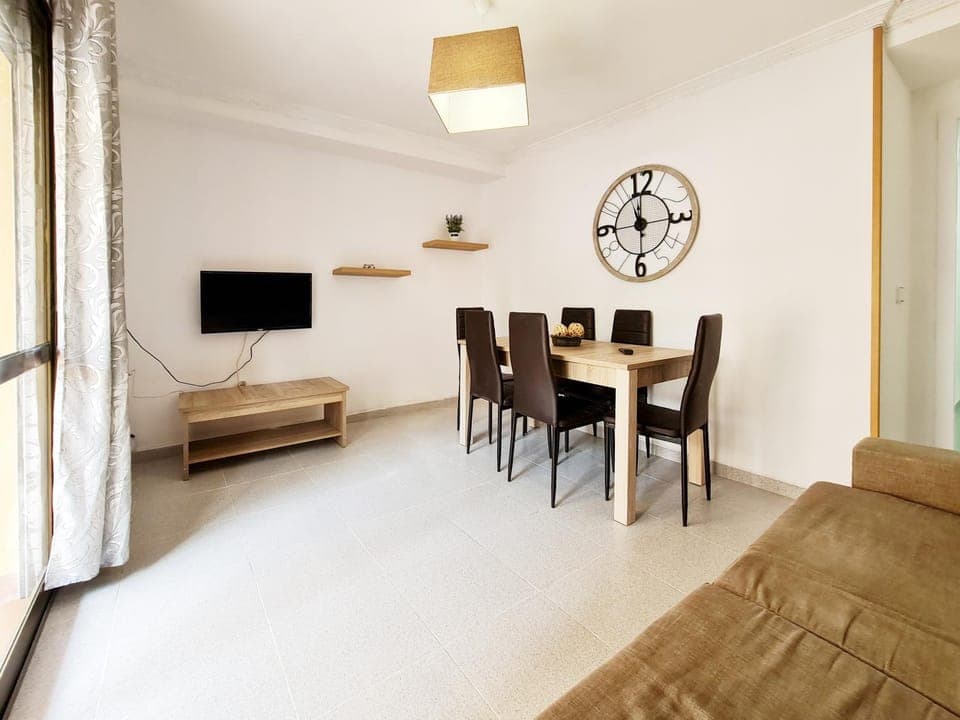TV and multimedia, Living room, Seating area, Dining area