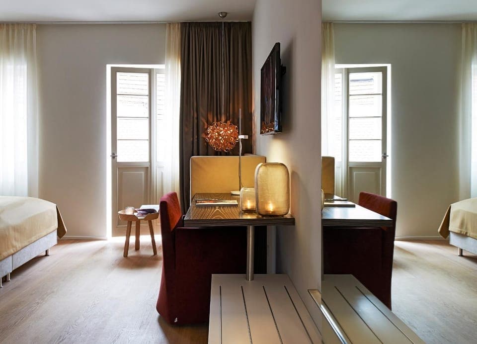 Photo of the whole room, Seating area