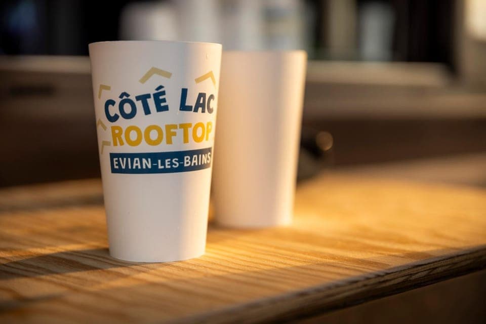 Restaurant/places to eat, Balcony/Terrace, Food and drinks, Alcoholic drinks, Non alcoholic drinks