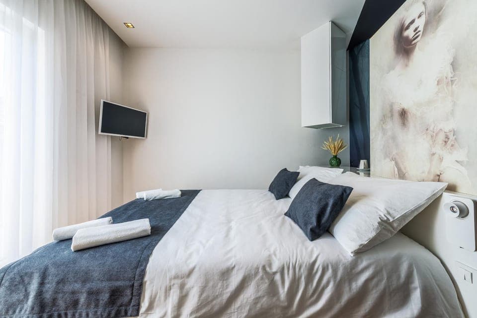 Bed, TV and multimedia, Photo of the whole room, Bedroom