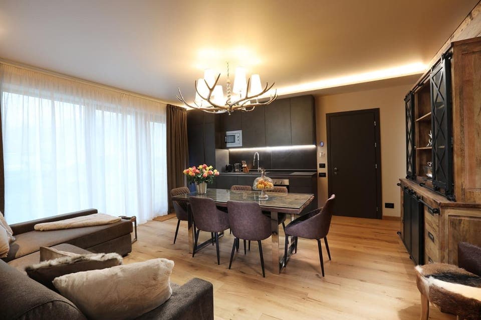 Living room, Dining area