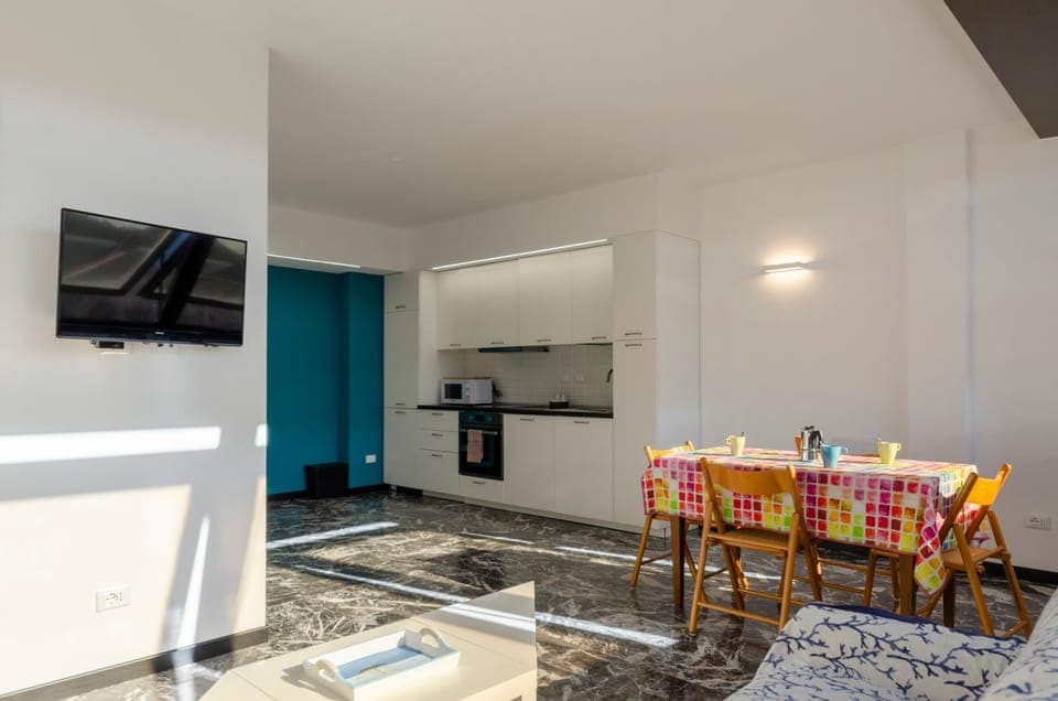 TV and multimedia, Kitchen or kitchenette, Dining area, Communal kitchen