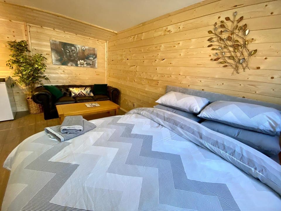 TV and multimedia, Seating area, Bedroom