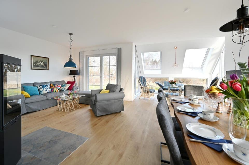 Living room, Seating area, Dining area, fireplace