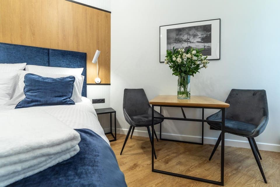 Bed, Photo of the whole room, Seating area