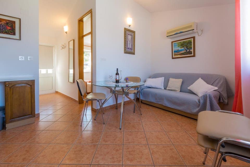 Living room, Seating area, Dining area, air conditioner