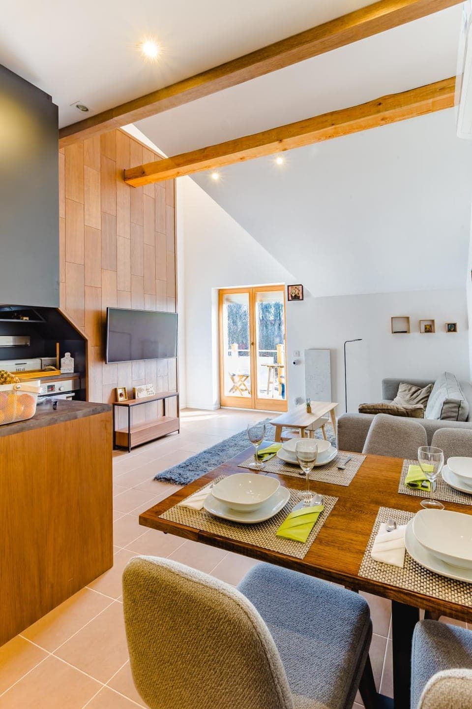 Kitchen or kitchenette, Living room, Food and drinks, Seating area, Dining area, Communal kitchen, Food