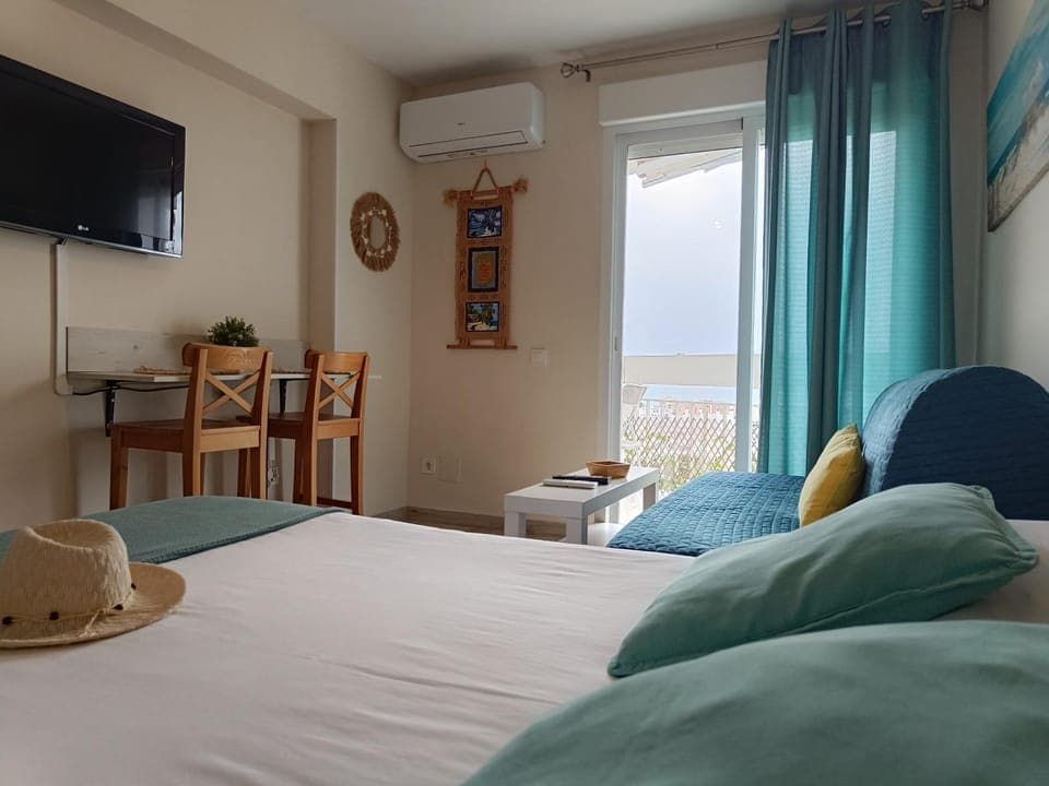 Bed, TV and multimedia, Living room, Photo of the whole room, Seating area, Dining area, Bedroom, air conditioner