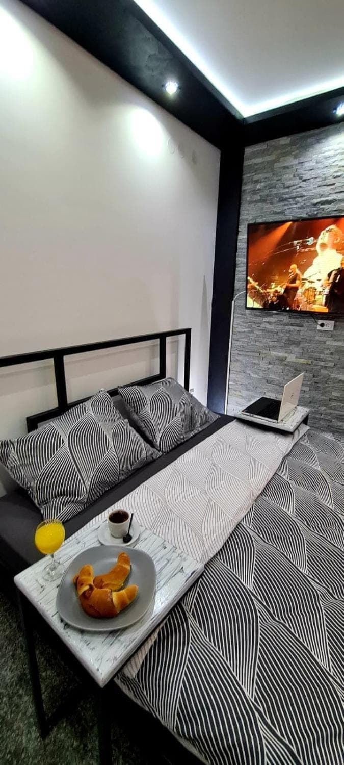 Food and drinks, Business facilities, Food, Breakfast