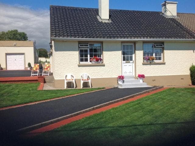 Property building, Facade/entrance, Neighbourhood, Garden