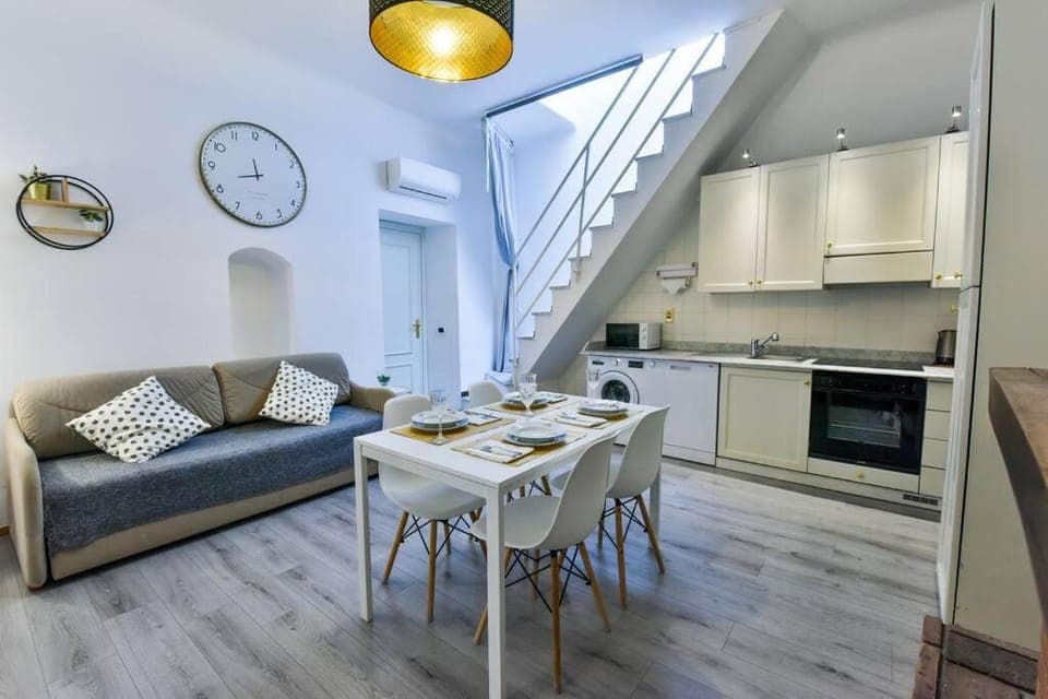 Kitchen or kitchenette, Living room, Seating area, Dining area, minibar, pet friendly, stove