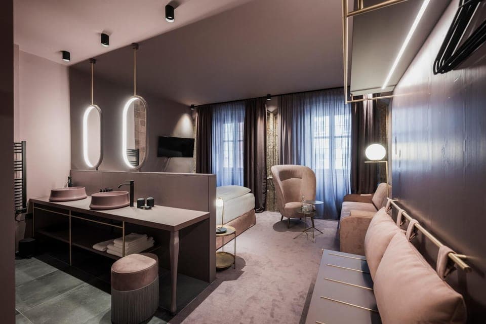 Bathroom, TV and multimedia, View (from property/room), Seating area, Bedroom, City view