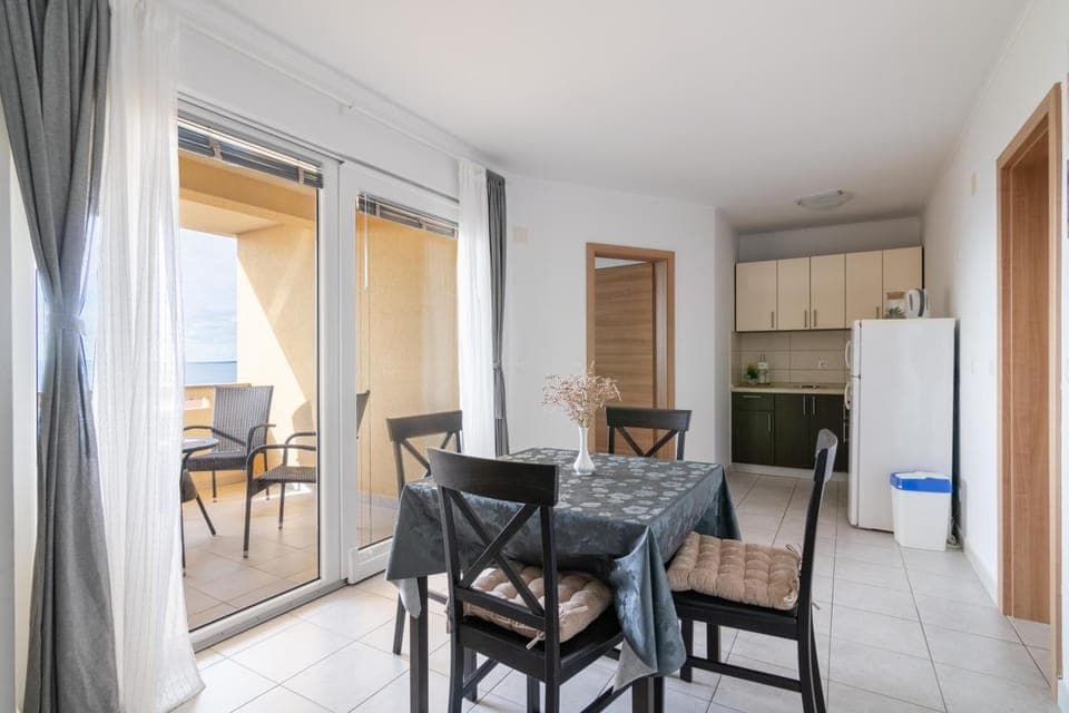 Kitchen or kitchenette, Seating area, Dining area