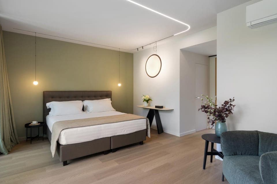 Bed, Photo of the whole room, Bedroom, air conditioner