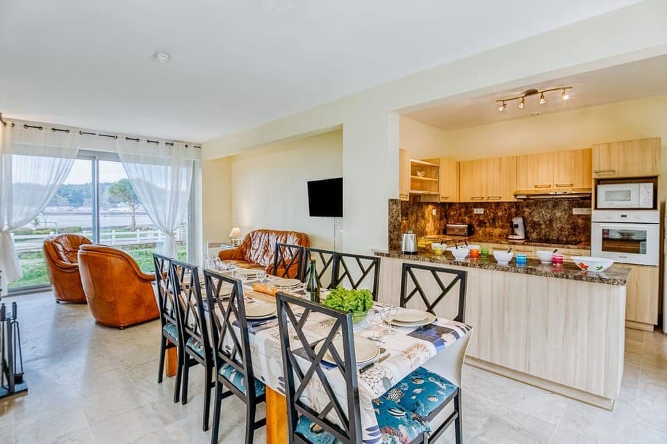 Living room, Dining area