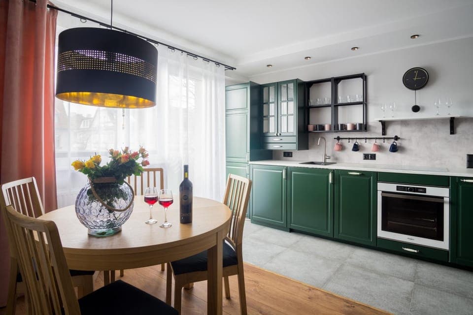 Kitchen or kitchenette, Dining area