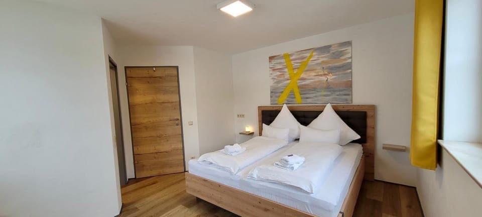 Bed, Photo of the whole room, Bedroom, Inner courtyard view, towels