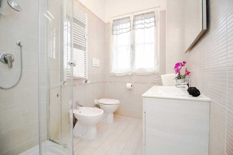 Shower, Toilet, Bathroom, bidet, towels