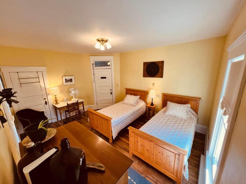 Laurel River Club Bed & Breakfast or LRCBNB Bed and Breakfast in Dry Fork