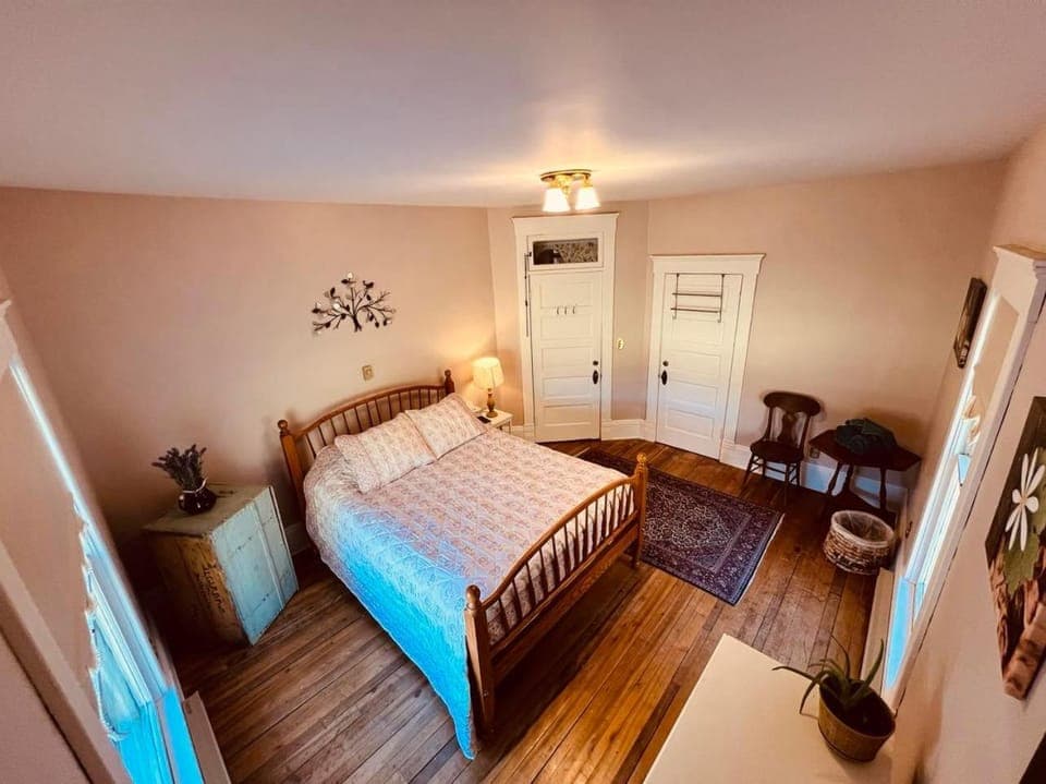 Laurel River Club Bed & Breakfast or LRCBNB Bed and Breakfast in Dry Fork