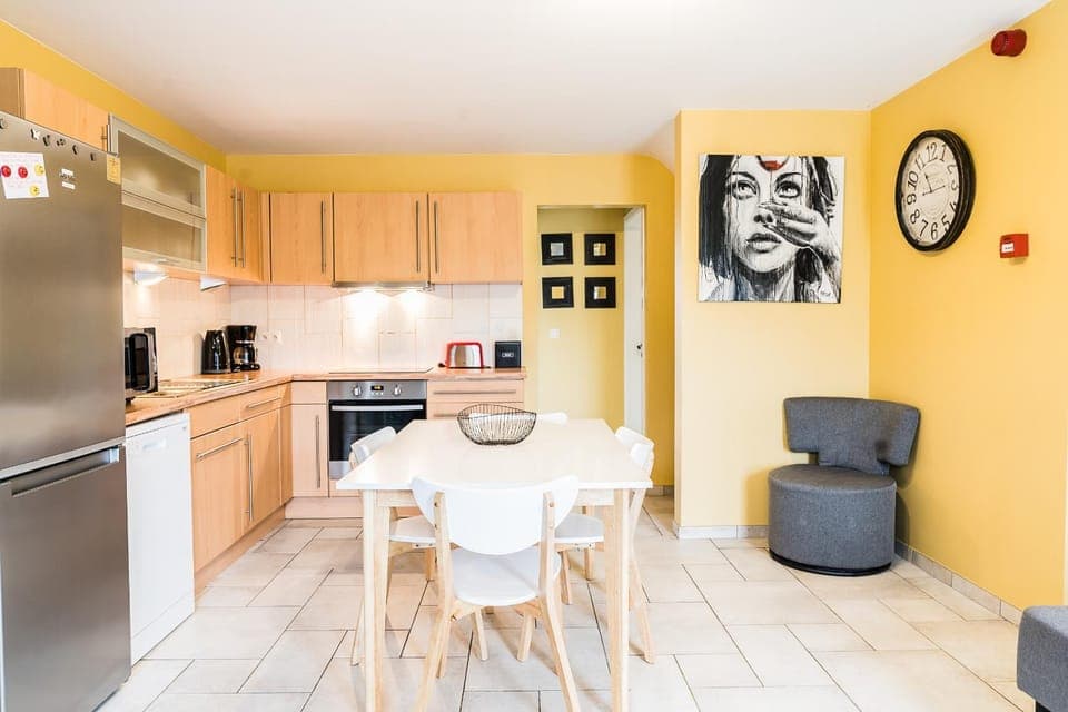 Kitchen or kitchenette, Dining area