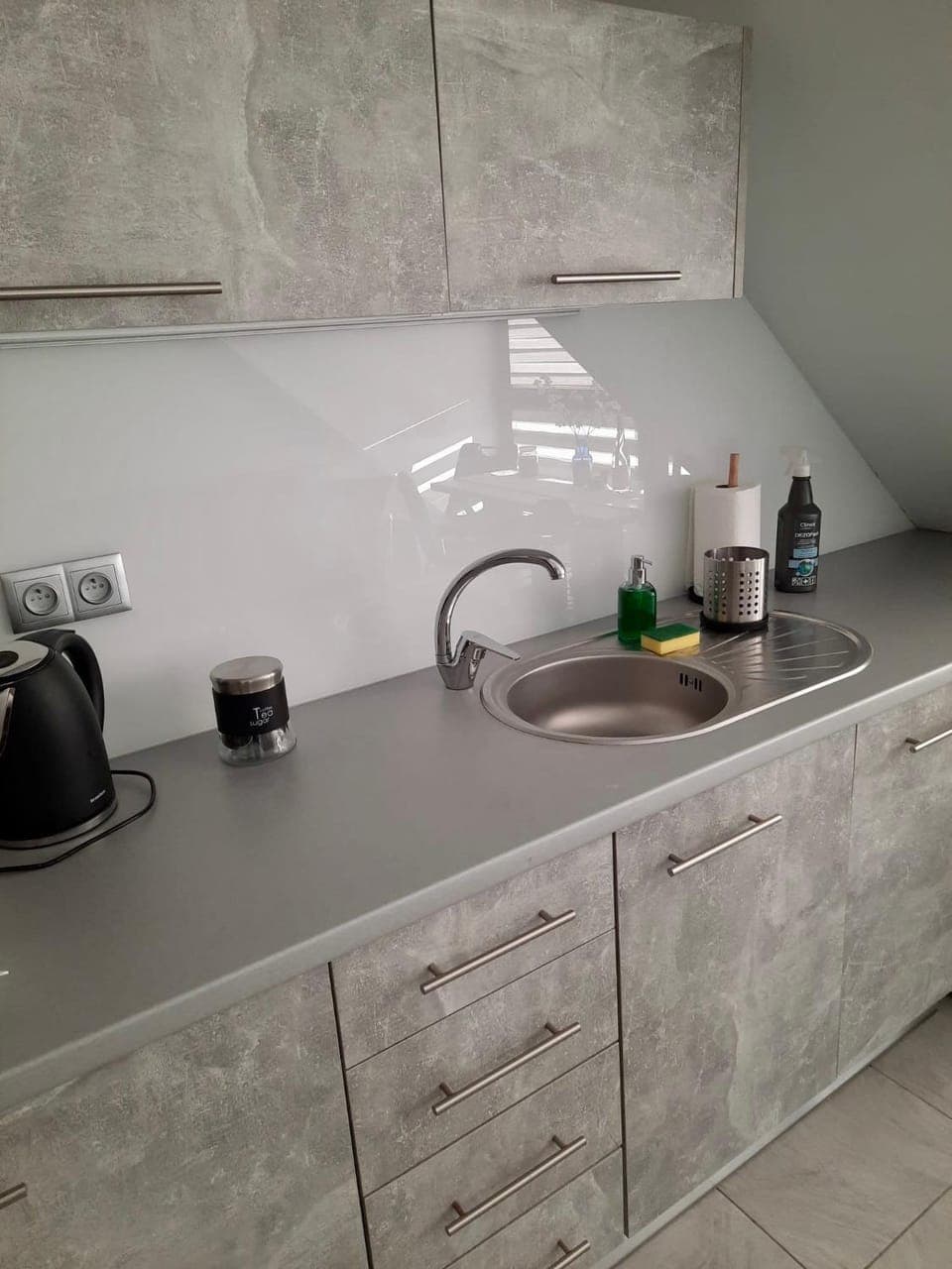 Coffee/tea facilities, Kitchen or kitchenette, stove