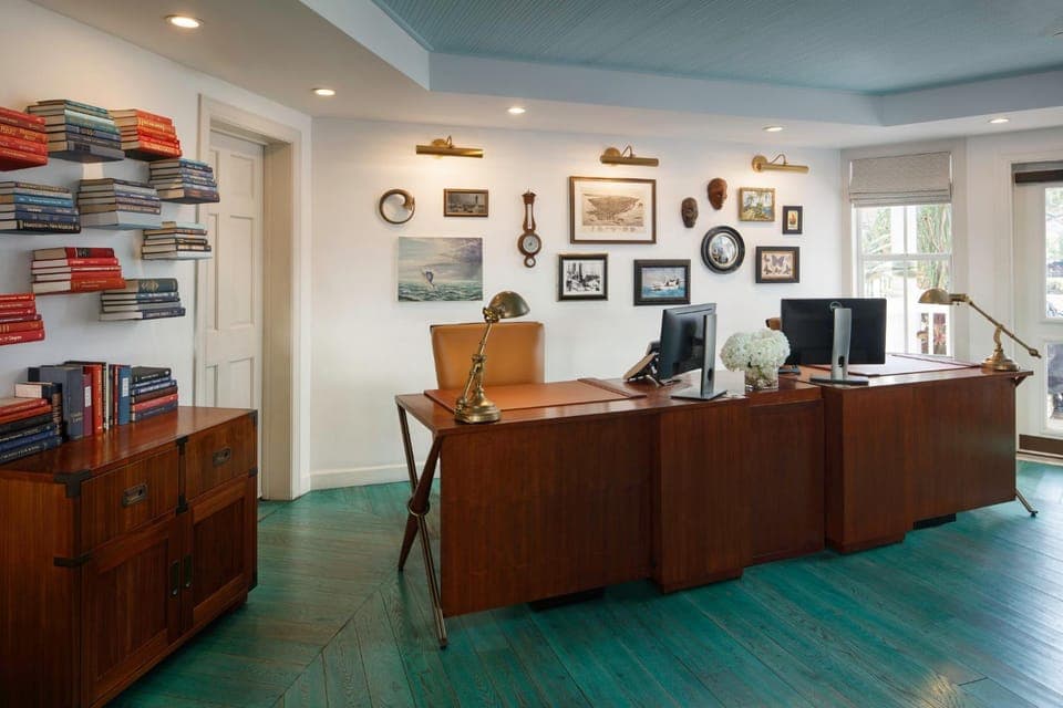 Day, Lobby or reception, Photo of the whole room, Decorative detail, On site