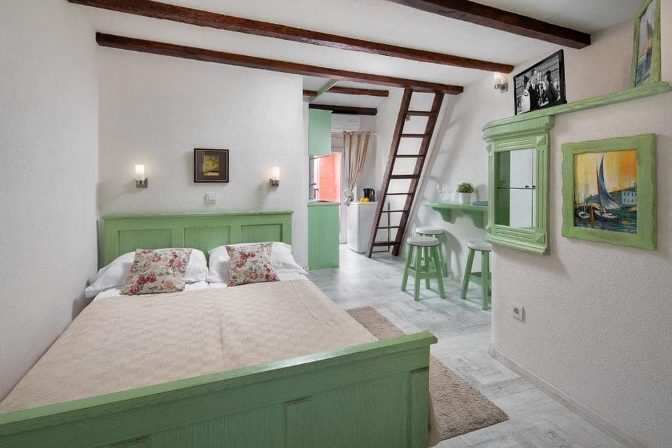 Bed, Photo of the whole room