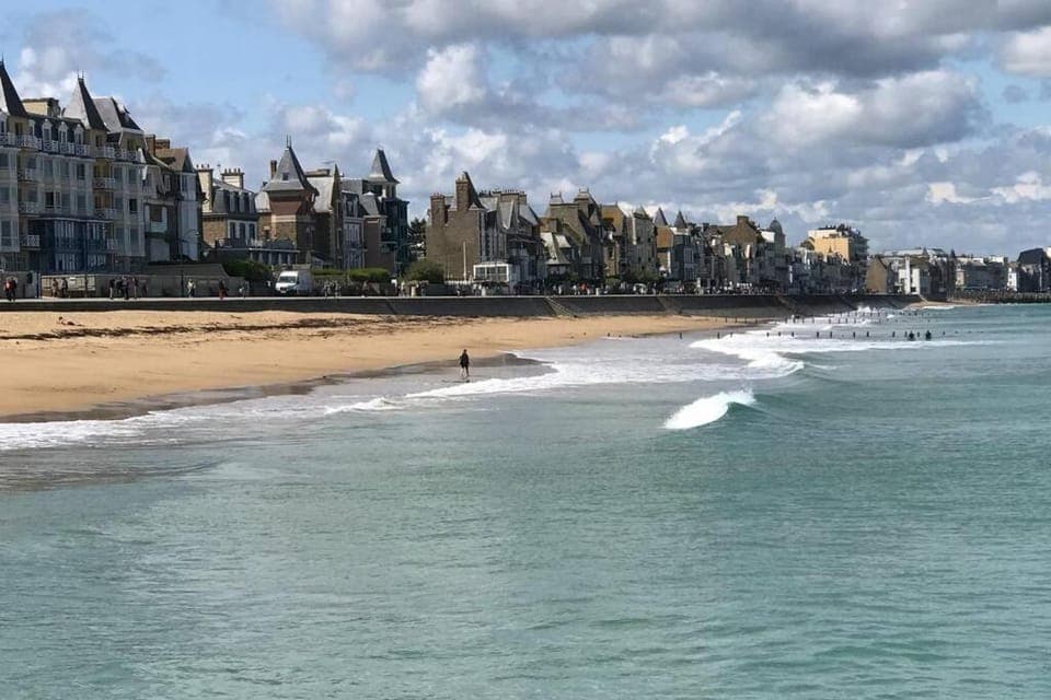 Neighbourhood, Beach