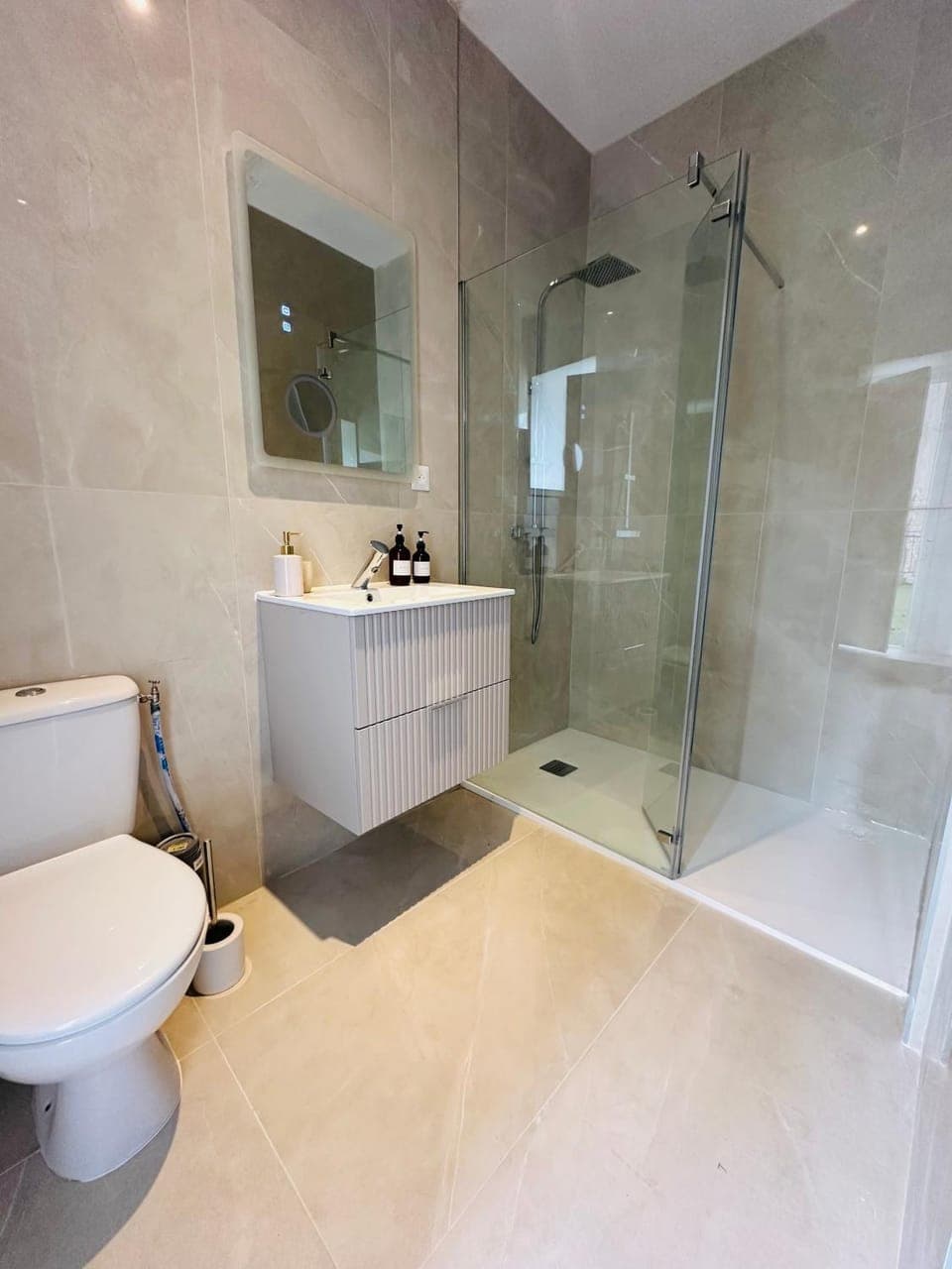 Shower, Toilet, Bathroom, towels