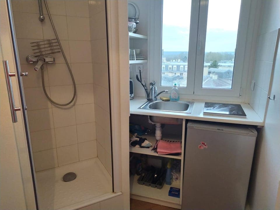 Shower, Kitchen or kitchenette