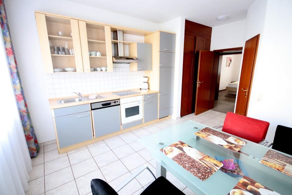 Kitchen or kitchenette, Dining area, dishwasher, pet friendly, stove