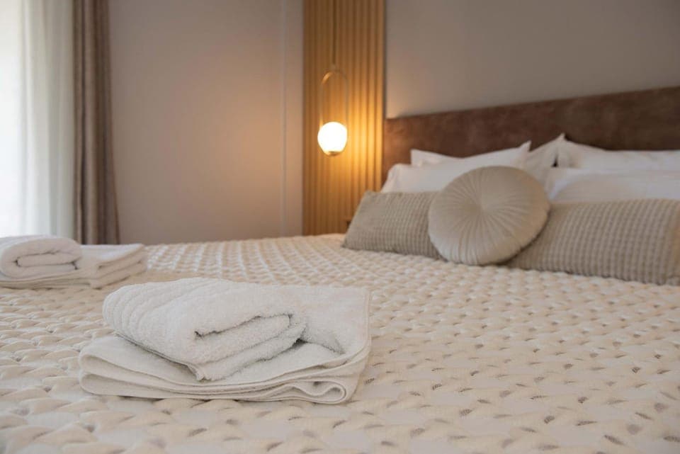 Bed, Photo of the whole room, Bedroom, towels