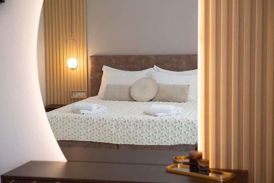 Bed, Photo of the whole room, Bedroom, towels