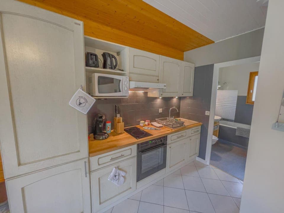 Bathroom, Kitchen or kitchenette, Communal kitchen